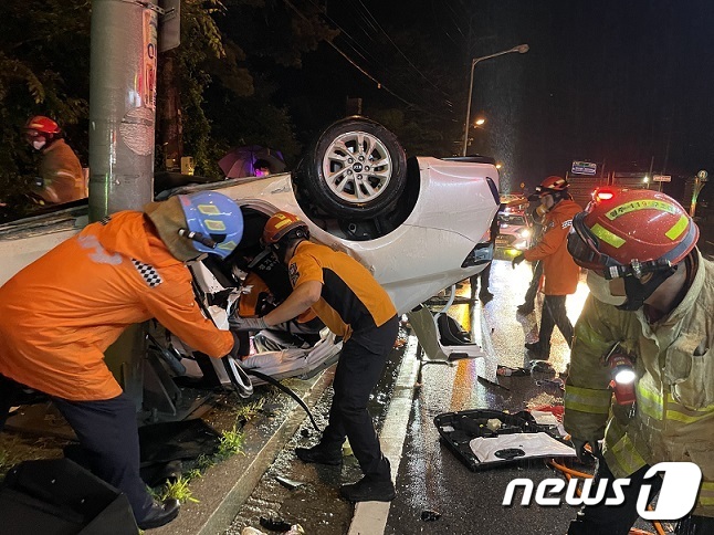 3일 오전 2시15분께 경기 양주시 남방동 한 도로에서 20대 여성이 몰던 승용차가 빗길에 미끄러지면서 전복되는 사고가 발생했다. (양주소방서 제공)ⓒ 뉴스1