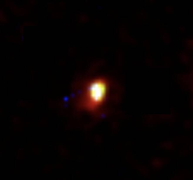 제임스 웹 우주망원경으로 포착한 CEERS-93316 은하. 빅뱅 이후 2억3500만년 지났을 때의 은하이다./CEERS