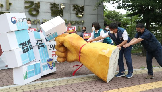 2일 울산경찰청 앞에서 전국공무원노동조합 울산지역본부 구성원들이 기자회견을 열고 경찰국 신설을 규탄하는 퍼포먼스를 벌이고 있다. /뉴스1