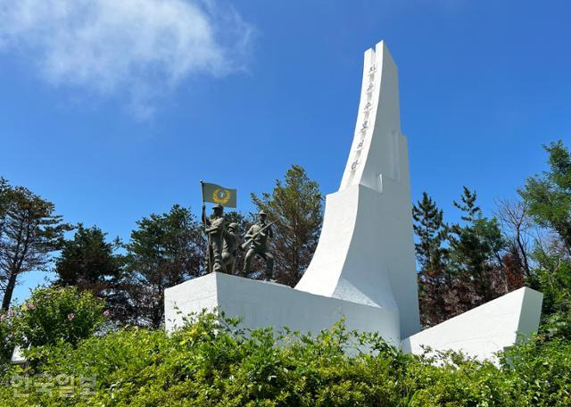 고포마을 뒤편 도로변에 '울진·삼척 무장공비 침투사건'을 기억하기 위한 조형물이 세워져 있다.