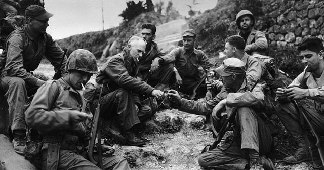 종군기자의 전설로 통하는 어니 파일(왼쪽 세 번째)이 2차 세계대전 전장에서 병사들과 담배를 나눠 피우고 있다. erniepyle.org