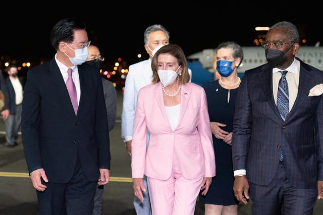 낸시 펠로시(가운데) 미국 하원의장이 2일 밤 대만 타이베이 쑹산공항에 도착, 환영 나온 인사들과 함께 이동하고 있다. 미국 권력 서열 3위인 펠로시 의장은 중국의 강력 반발에도 이날 대만 땅을 밟았다. 타이베이=AFP 연합뉴스