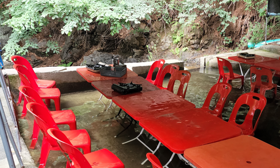 경기 포천의 한 음식점이 계곡 공유수면에 무단으로 테이블 등을 설치한 뒤 닭백숙 등을 조리해 판매하다 단속에 적발됐다. 경기도 제공