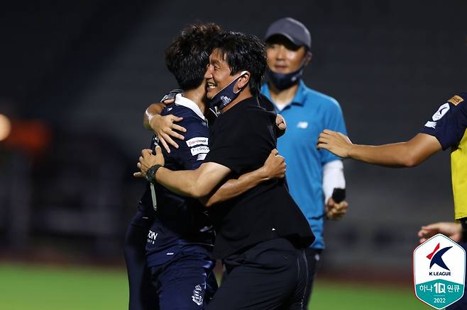 서울 이랜드 정정용 감독이 12경기 만에 승리를 거뒀다. 그는 선수들과 소통하며 '긍정 메시지'를 전달했다. [사진 프로축구연맹]