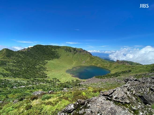 태풍에 만수가 된 한라산 백록담 (시청자 제공)