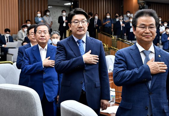 권성동 국민의힘 당대표 직무대행 겸 원내대표(오른쪽 두 번째)와 홍준표 대구시장(오른쪽 세 번째) 등 참석자들이 지난달 20일 서울 여의도 국회에서 국민의힘-대구·경북 예산정책협의회에 앞서 국민의례를 하고 있다. 김상선 기자