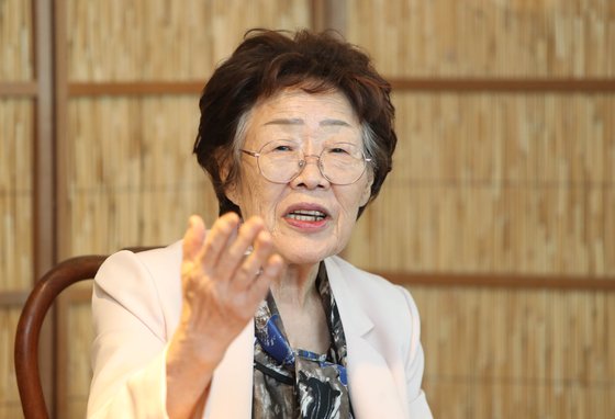 일본군 '위안부' 피해 생존자인 이용수 할머니가 지난 2020년 5월 7일 오후 대구시 남구 한 찻집에서 열린 기자회견에서 수요집회를 없애야 한다고 주장하며 관련단체를 비난하고 있다. 연합뉴스
