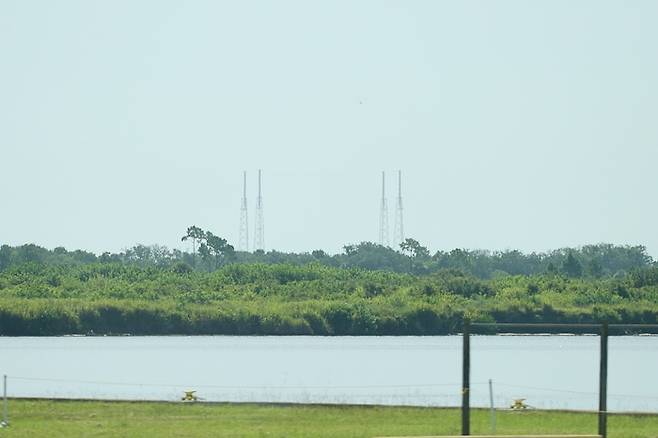 한국 첫 달 궤도선 ‘다누리’가 발사될 미국 플로리다주 케이프 커네버럴 우주군 기지의 40번 발사장 모습이 3일 공개됐다. 다누리는 스페이스X의 팰컨9 로켓에 실려 5일 오전 8시8분쯤 발사될 예정이다. 과학기술정보통신부 제공