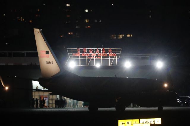낸시 펠로시 미국 하원의장이 탄 항공편이 2일 밤 대만 타이베이 쑹산 공항에 착륙했다. EPA=연합뉴스