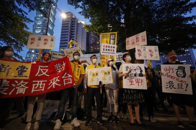 대만 시민들이 지난 2일 수도 타이베이에서 낸시 펠로시 미 하원의장의 방문을 반대하면서 차이잉원 총통에게 항의하는 시위를 진행하고 있다. EPA연합뉴스