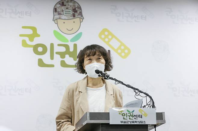 김숙경 군인권센터 부설 군성폭력상담소 소장이 지난 2일 서울 마포구 군인권센터에서 공군 제15특수임무비행단 여군 하사 성폭력 사건에 관해 발언하고 있다. 연합뉴스