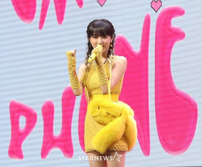 가수 최예나(YENA)가 3일 오후 서울 광장동 예스24 라이브홀에서 진행된 두 번째 미니앨범 '스마트폰(SMARTPHONE)' 쇼케이스에 참석해 인사말을 하고 있다.  최예나의 타이틀곡 '스마트폰(SMARTPHONE)'은 에너제틱한 드럼 비트와 전자베이스 사운드가 매력적인 곡으로, 스마트폰이 일상이자 친구가 되어버린 현시대를 재기발랄하게 표현했다. 2022.08.03 /사진=김창현 기자 chmt@