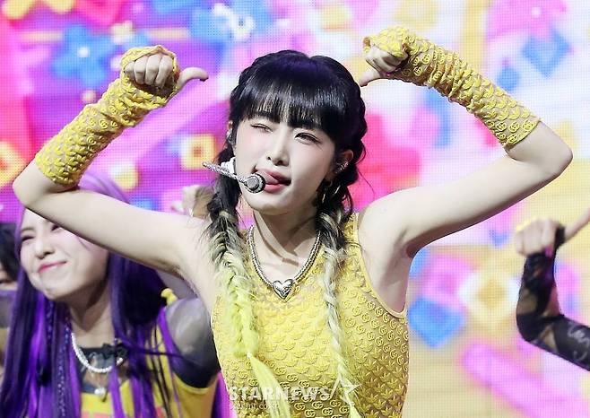 가수 최예나(YENA)가 3일 오후 서울 광장동 예스24 라이브홀에서 진행된 두 번째 미니앨범 '스마트폰(SMARTPHONE)' 쇼케이스에 참석해 멋진 무대를 선보이고 있다.  최예나의 타이틀곡 '스마트폰(SMARTPHONE)'은 에너제틱한 드럼 비트와 전자베이스 사운드가 매력적인 곡으로, 스마트폰이 일상이자 친구가 되어버린 현시대를 재기발랄하게 표현했다. 2022.08.03 /사진=김창현 기자 chmt@