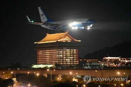 펠로시 의장을 실은 미 군용기가 대만 공항에 도착하는 모습 [타이베이 AFP=연합뉴스]