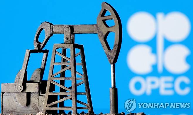 OPEC 로고 앞 원유 펌프 모형 [로이터 연합뉴스 자료사진. 재배포 및 DB 금지]