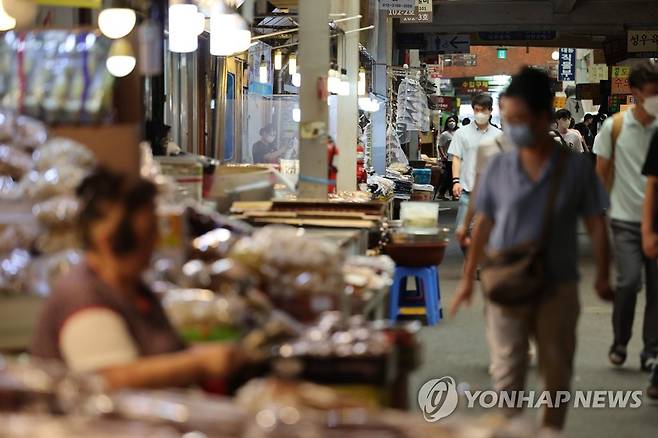 여름 휴가철에도 불 밝힌 전통시장 점포들 (서울=연합뉴스) 임화영 기자 = 여름 휴가철을 맞은 지난 1일 서울 종로구 광장시장에 자율연휴 공지가 됐음에도 불구하고 많은 점포들이 장사를 하고 있다. 2022.8.1 hwayoung7@yna.co.kr