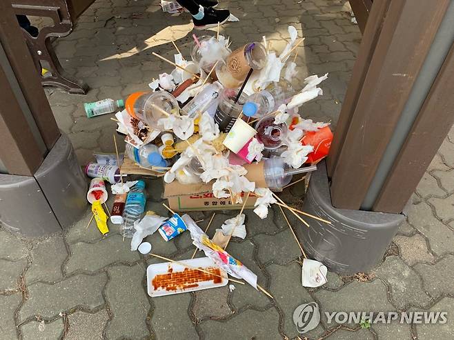 축제 후 길가에 버려진 쓰레기 [연합뉴스 자료사진]