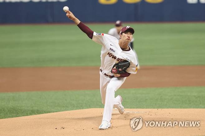 역투하는 키움 선발 안우진 (서울=연합뉴스) 서대연 기자 = 3일 서울 고척스카이돔에서 열린 2022 프로야구 KBO리그 SSG 랜더스와 키움 히어로즈의 경기. 1회초 키움 선발투수 안우진이 역투하고 있다. 2022.8.3 dwise@yna.co.kr