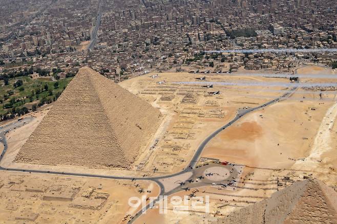 피라미드 에어쇼 2022에 참가한 공군특수비행팀 블랙이글스가 이집트 공군 특수비행팀 실버스타즈와 우정비행을 하고 있다. (사진=공군)