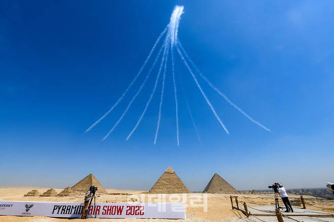 피라미드 에어쇼 2022에 참가한 공군 특수비행팀 블랙이글스가 3일(현지시간) 이집트 카이로 인근 피라미드 상공에서 레인폴 기동을 선보이고 있다. (사진=공군)