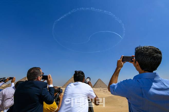 피라미드 에어쇼 2022 관람객들이 공군특수비행팀 블랙이글스가 피라미드 상공에 그린 태극문양을 촬영하고 있다. (사진=공군)