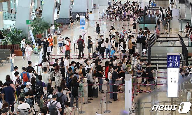 31일 오전 서울 강서구 김포공항 국내선 청사가 여름 휴가를 떠나는 여행객들로 북적이고 있다. 2022.7.31/뉴스1 ⓒ News1 임세영 기자