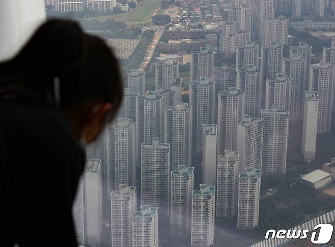 서울 송파구 롯데월드타워 전망대 서울스카이에서 바라본 파크리오 아파트 단지의 모습. 2022.8.3/뉴스1 ⓒ News1 신웅수 기자