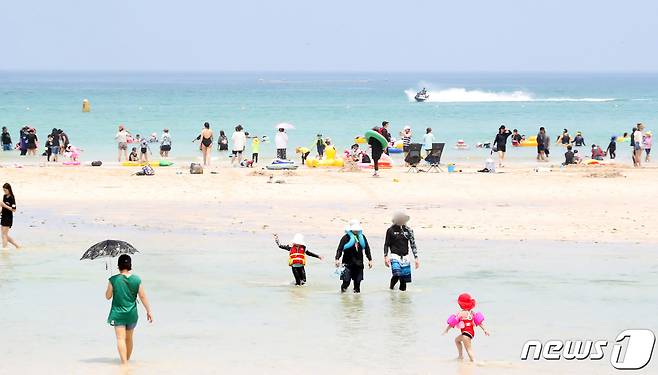 제주시 함덕해수욕장에서 피서객들이 물놀이를 하고 있다. 2022.7.10/뉴스1 ⓒ News1 오현지 기자