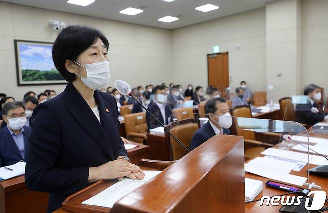 한화진 환경부 장관이 4일 서울 여의도 국회에서 열린 환경노동위원회 전체회의에서 업무보고를 하고 있다. (공동취재) 2022.8.4/뉴스1 ⓒ News1 유승관 기자