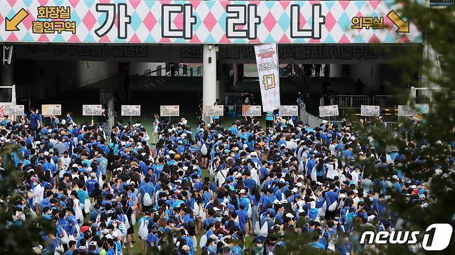 지난달 17일 오후 서울 송파구 잠실종합운동장 일대가 가수 싸이의 여름 콘서트 '흠뻑쇼'에 입장하려는 관객들로 북적이고 있다. 2022.7.17/뉴스1 ⓒ News1 구윤성 기자