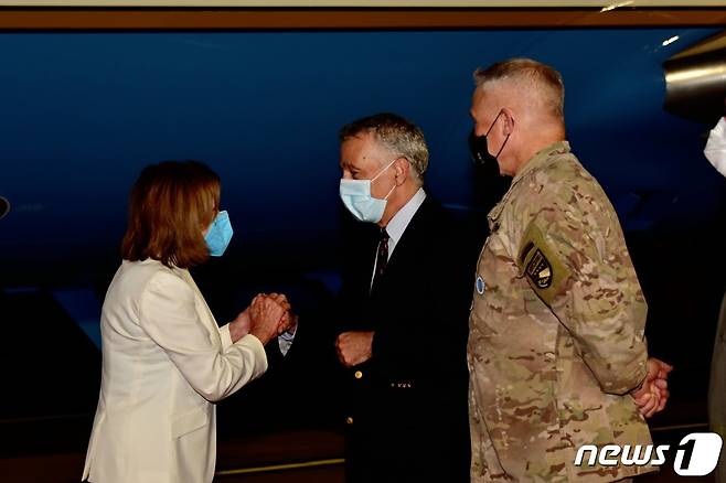 낸시 펠로시 미국 하원의장(왼쪽)이 3일 오후 경기도 평택 소재 주한 미 공군 오산 공군기지를 통해 입국한 뒤 필립 골드버그 미국대사, 폴 러캐머라 주한미군사령관과 인사를 나누고 있다. (주한미국대사관 트위터 캡쳐) 2022.8.4/뉴스1