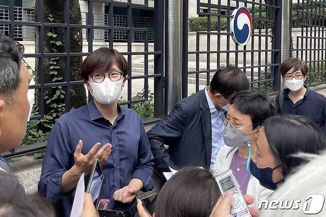 일제강점기 강제징용 피해자 측인 법무법인 해마루 임재성 변호사가 3일 오후 서울 종로구 외교부 청사 앞에서 민관 협의회에 불참하겠다는 의사를 밝히고 있다. 2022.8.3/뉴스1 ⓒ News1 박지혜 기자