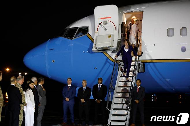 낸시 펠로시 미 하원의장이 4일 밤 9시50분께 일본에 도착했다. ⓒ 로이터=뉴스1 ⓒ News1 정윤영 기자