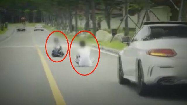 강원도 설악산에 있는 한 리조트 내 도로 한가운데에서 남녀가 인증샷을 위해 사진 촬영을 하고 있다. /JTBC