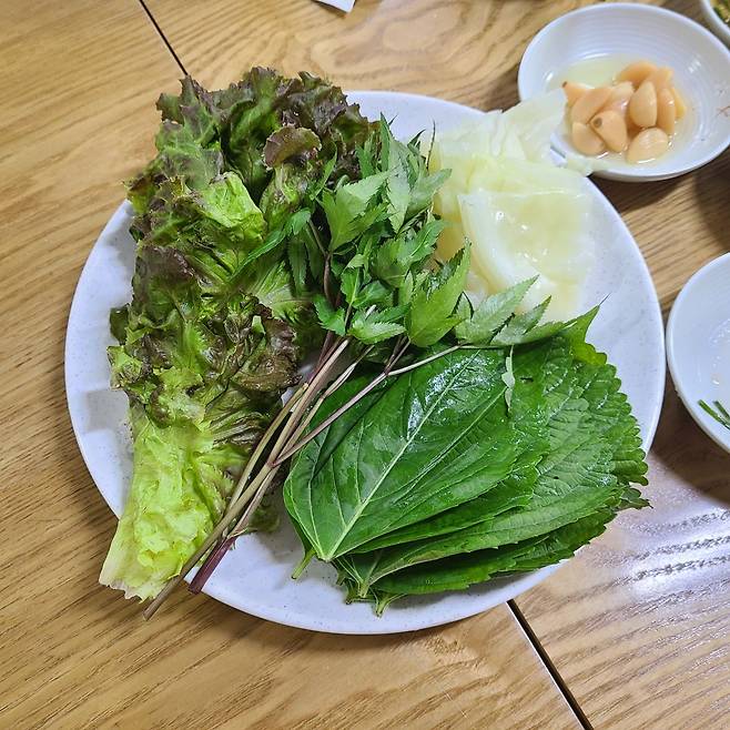 서울 광화문 한 쌈밥집에서 제공하는 채소들. /민영빈 기자