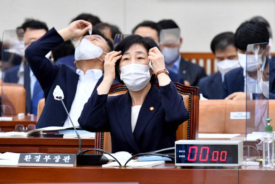 한화진 환경부 장관이 4일 국회 환경노동위원회 전체회의에 출석해 국회의원들의 질의를 기다리고 있다. 국회사진기자단=연합뉴스.