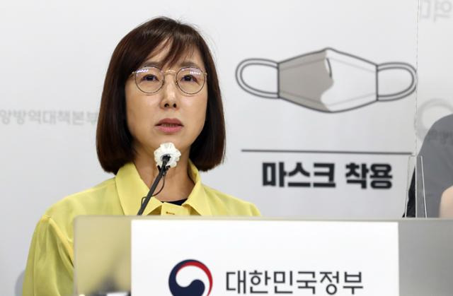 백경란 질병관리청장이 지난달 27일 충북 청주시 질병관리청에서 열린 코로나19 대응 정부부처 합동브리핑에서 일상방역 생활화 내용을 발표하고 있다. 뉴스1