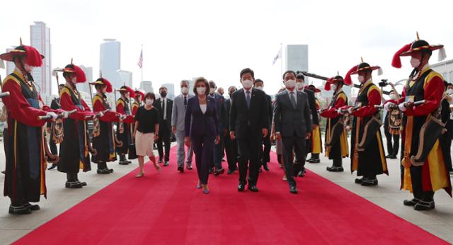 한국을 방문 중인 낸시 펠로시 미 하원의장이 4일 국회 본청 앞에서 김진표 국회의장과 의장대 사열을 받으며 나란히 걸어 들어오고 있다. 오대근 기자