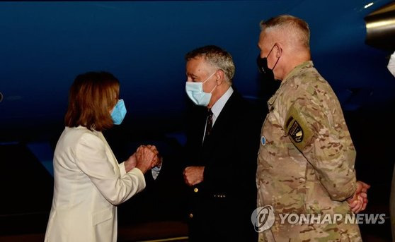 낸시 펠로시 미국 하원의장(왼쪽)이 지난 3일 밤 경기 오산 미 공군기지에 도착해 필립 골드버그 주한미국 대사(가운데), 폴 라카메라 주한미군사령관의 영접을 받고 있다. 여권은 김진표 국회의장 측이 영접에 나서지 않은 것을 비판하고 있다. 연합뉴스