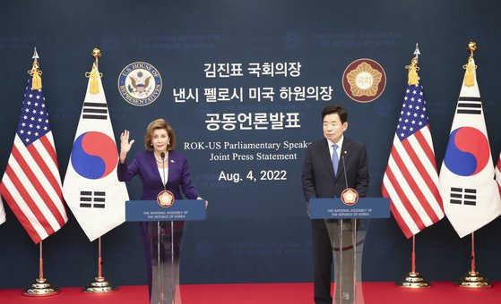 낸시 펠로시 미국 하원의장이 4일 국회 본청에서 열린 김진표 국회의장과 공동언론발표에서 발표문을 낭독하고 있다. 김성룡 기자