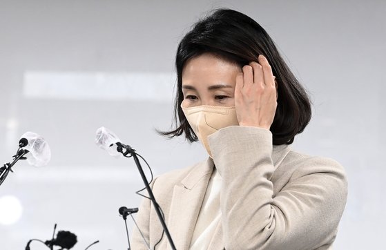 이재명 더불어민주당 의원의 부인 김혜경씨가 지난 2월 9일 오후 서울 여의도 당사에서 '과잉 의전' 등 논란에 대해 사과 기자회견을 하고 있는 모습. 국회사진기자단