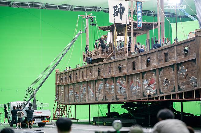영화 <한산: 용의 출현>은 <명량> 때와 다르게 배를 물 위에 띄우지 않았다. 컴퓨터 그래픽(CG)과 시각특수효과(VFX)를 이용한 디지털 촬영을 택했다. 롯데엔터테인먼트 제공.