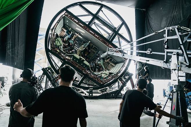 영화 <비상선언>은 비행기 세트를 만들어 360도 회전할 수 있는 짐벌에 올려서 실제 상황 같은 장면을 만들어 냈다. 쇼박스 제공.
