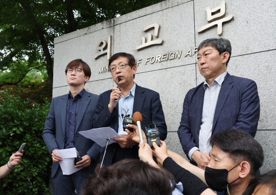 On July 4, First Vice Minister of Foreign Affairs Cho Hyun-dong presided over the first meeting of a public-private consultative group to discuss compensation for victims of forced labor under Japanese occupation. Legal representatives and supporters of the victims who attended the meeting hold a press conference announcing their position in front of the foreign ministry building in Doryeom-dong, Seoul this afternoon. Yonhap News