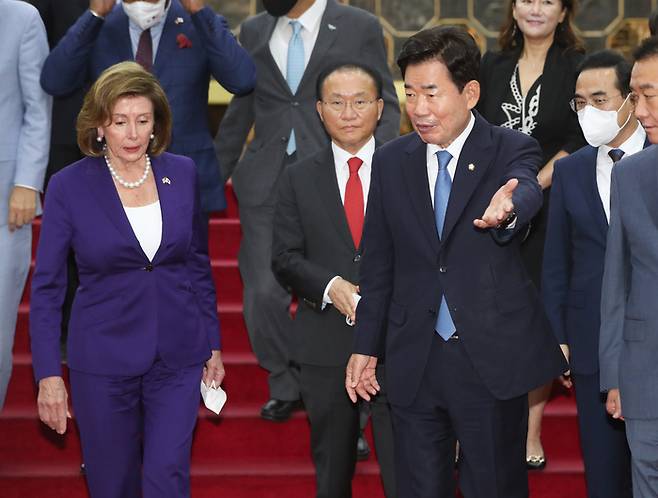 김진표 국회의장과 낸시 펠로시 미국 하원의장이 4일 국회에서 공동언론 발표를 통해 회담 결과를 발표한 뒤 참석자들과 함께 오찬장으로 이동하고 있다. 국회사진기자단