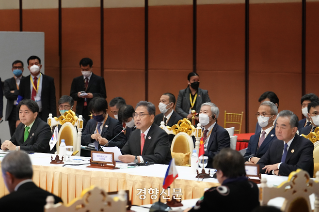 박진 외교부 장관(가운데), 하야시 요시마사 일본 외무상(왼쪽), 왕이 중국 외교부장이 4일 캄보디아 프놈펜 소카호텔에서 열린 아세안+3(한중일) 외교장관회의에 참석해 발언하고 있다.  /외교부제공
