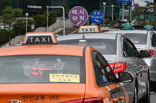 서울역에서 택시들이 대기하는 모습. 이한결 기자