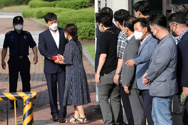 수행비서 김지은씨를 성폭행한 혐의로 3년6개월의 실형을 선고받았던 안희정 전 충남지사가 4일 오전 만기 출소해 경기 여주교도소를 나서며 가족 및 지지자들과 인사하고 있다. / 사진=연합뉴스