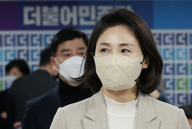 이재명 더불어민주당 의원의 부인 김혜경 씨가 지난 2월 9일 기자회견을 위해 서울 여의도 민주당사 기자회견장으로 들어서고 있다. 뉴시스