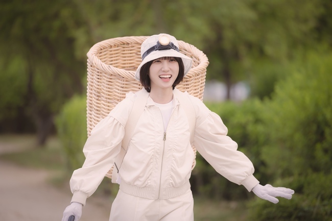A quirky date of Park Eun-bin, Kang Tae-oh is revealed.The ENA channel Extraordinary Attorney Woo (played by Moon Ji-won/directed by Yoo In-sik) unveiled Lee Joon-ho (Kang Tae-oh) who was on the date list Date Breaking by Jung Wooyoung (Park Eun-bin) on August 4.Ryu Jae-sook (Lee Bong-ryun), who makes the Hanbada Lawyers nervous, was also predicted.The released photos show the days of Jung Wooyoung and Lee Joon-ho, who enjoy the ingenious Date that is nowhere in the world.After Lee Joon-hos confession, he decided to make a bucket list of Jung Wooyoung who decided to learn about each other through Date.First, the site of the selected aquarium stone Cetaceans Liberation Protests instead of the aquarium Date attracts attention.Jung Wooyoung, who wears a stone Cetaceans hat side by side and seriously prays for the freedom of Cetaceans, and Lee Joon-hos contrast to look at the awkwardness smiles.In the following jogging date, Jung Wooyoung Woong Woo is carrying a captive flag and rushing cleanly, and Lee Joon-hos expression change, which causes a pupil earthquake, is caught and causes laughter.Indeed, we are looking forward to what kind of fun the Jung Wooyoung stamp is going to bring.In the meantime, in another photo, the presence of the opponent Lawyer Ryu Jae-sook, who came to face Hanbada, is unusual.The atmosphere of Lawyers is noisy in her force to change the flow of trial with a strong and cool argument.Jung Myung-seok (Kang Ki-young) and Choi Soo-yeon (Ha Yoon-kyung) are embarrassed, and Jung Wooyoung looks at the situation with a puzzled expression.However, Kwon Min-woo (played by Joo Jong-hyuk), who sits silently, is the only one who is sideways, raises doubts about what the inside is.It focuses on what new events that have become the confrontation between David and Goliath and what stories will unfold.
